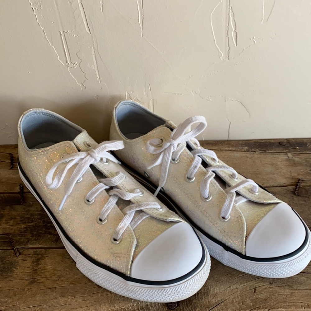 White glitter converse, worn twice. Juniors 4